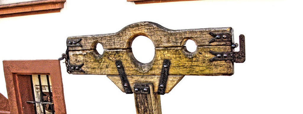 Pillory by OLOliuqui on flickr
